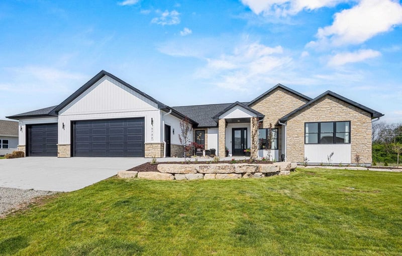 5752 Sequoia Dr, Appleton, WI 54913