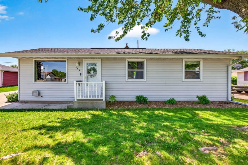 443 Woodlawn Ct, Combined Locks, WI 54113