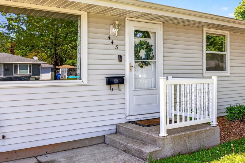443 Woodlawn Ct, Combined Locks, WI 54113