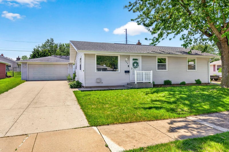 443 Woodlawn Ct, Combined Locks, WI 54113