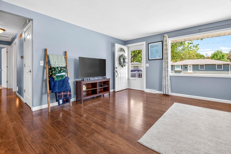 443 Woodlawn Ct, Combined Locks, WI 54113