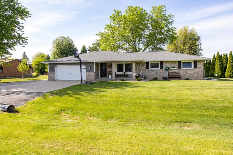 W2593 Colonial Ct, Appleton, WI 54915-8130