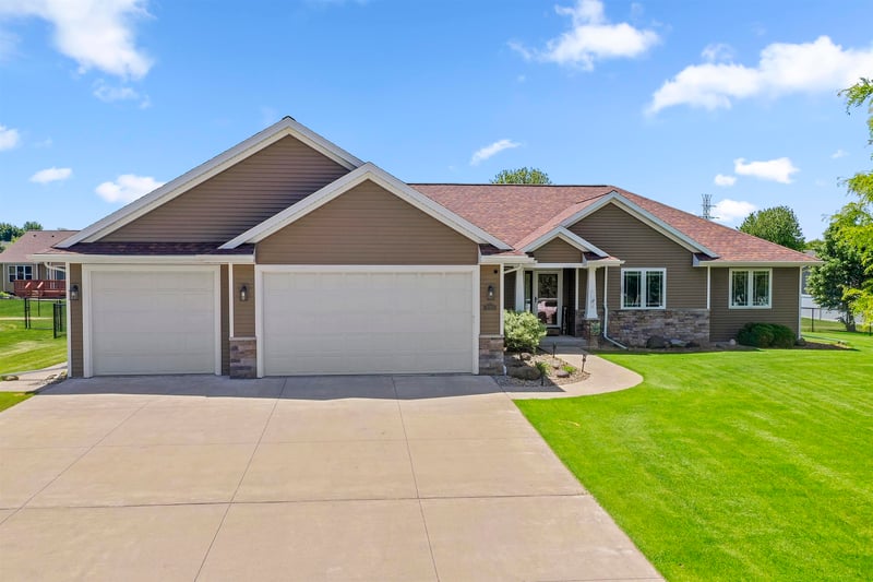 N1903 Swanee Cir, Greenville, WI 54942