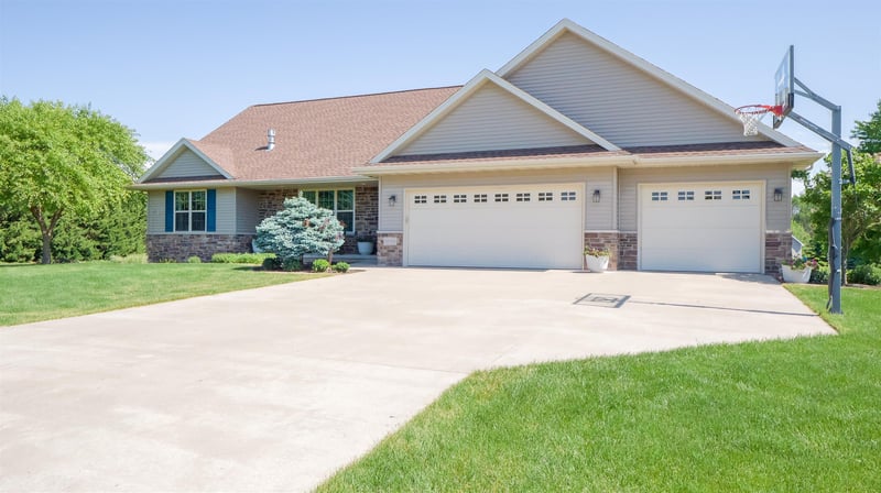 1024 Summer Breeze Ln, Greenville, WI 54942