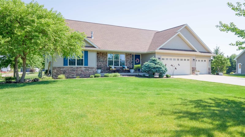 1024 Summer Breeze Ln, Greenville, WI 54942