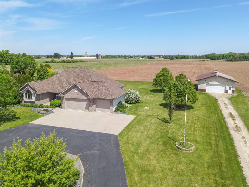 W2048 Evergreen Dr, Kaukauna, WI 54130