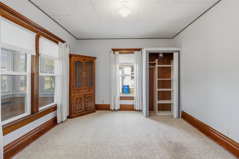 940 6th Ave, Oshkosh, WI 54902-5851