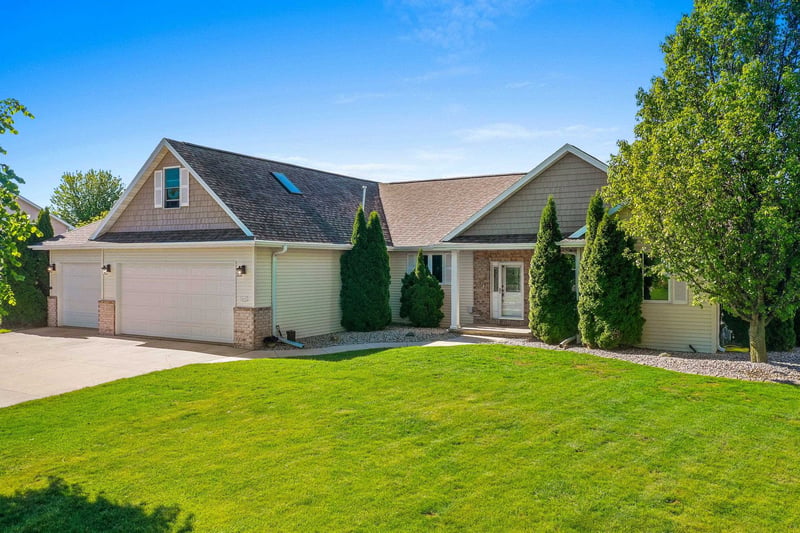 N2283 Cornhusk Dr, Greenville, WI 54942