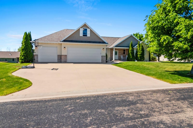 N2283 Cornhusk Dr, Greenville, WI 54942