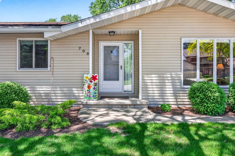 708 Yorkshire Rd, Neenah, WI 54956