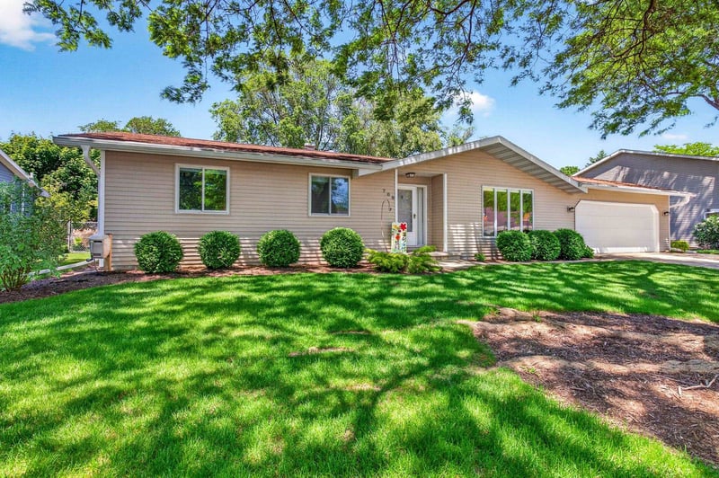 708 Yorkshire Rd, Neenah, WI 54956