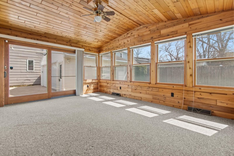 241 Sunset Dr, Menasha, WI 54952