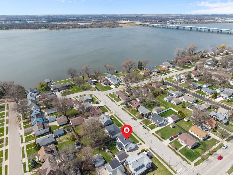 241 Sunset Dr, Menasha, WI 54952