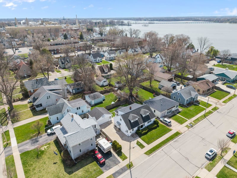 241 Sunset Dr, Menasha, WI 54952