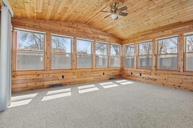 241 Sunset Dr, Menasha, WI 54952