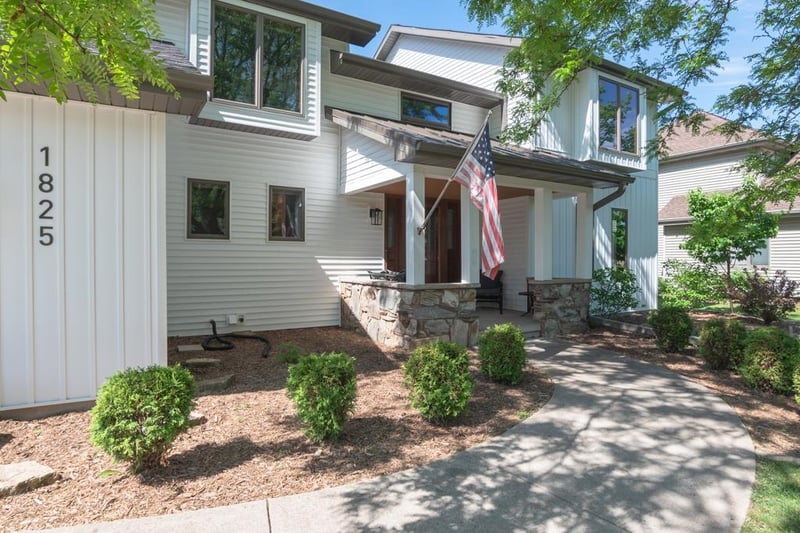 1825 Eagle Dr, Neenah, WI 54956