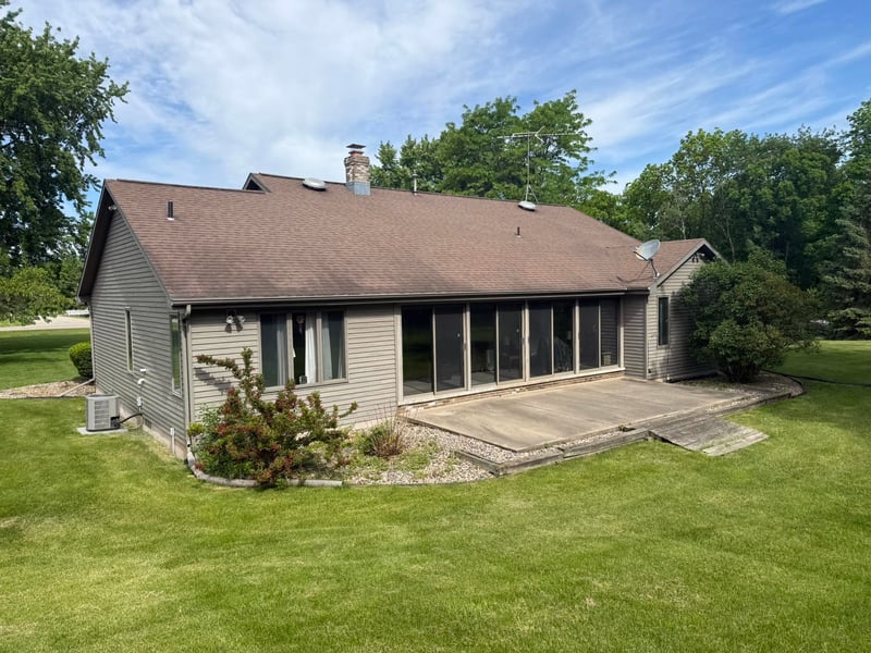 1864 Imperial Rd, Oshkosh, WI 54904