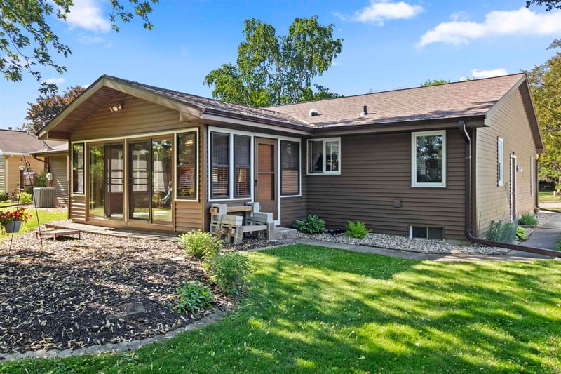933 Capitol Dr, Appleton, WI 54911