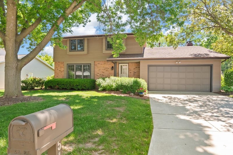 518 Sunrise Ln, Green Bay, WI 54301