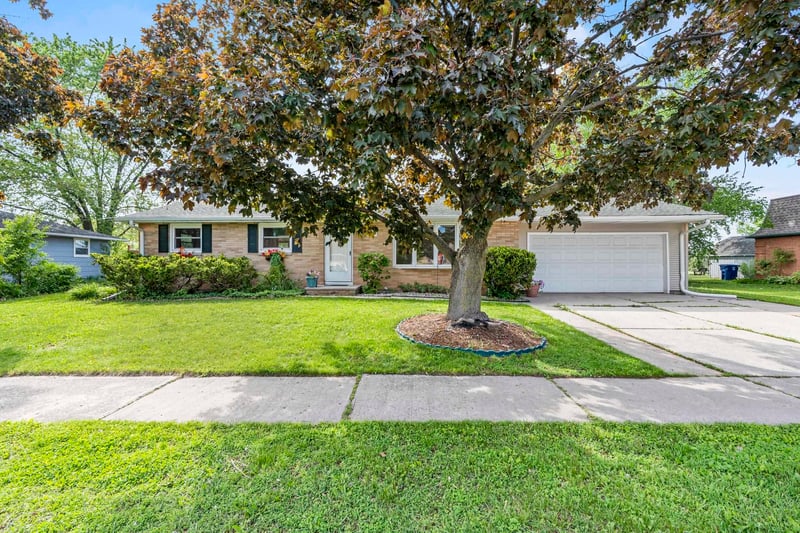 1114 Bellevue St, Green Bay, WI 54302