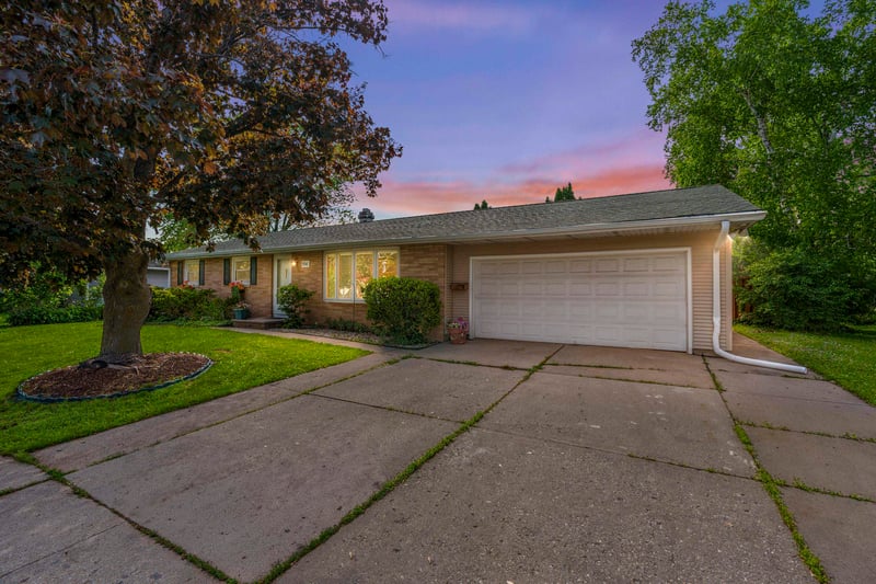 1114 Bellevue St, Green Bay, WI 54302