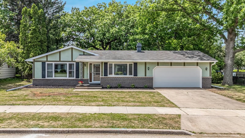 1735 Arlington Dr, Oshkosh, WI 54904