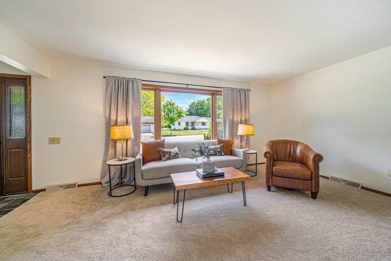 1735 Arlington Dr, Oshkosh, WI 54904