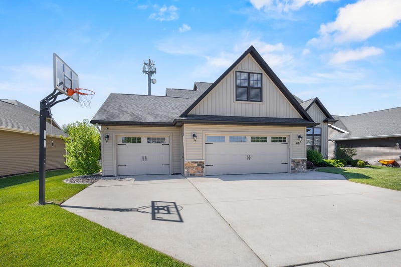 631 Pebblestone Cir, Hobart, WI 54155