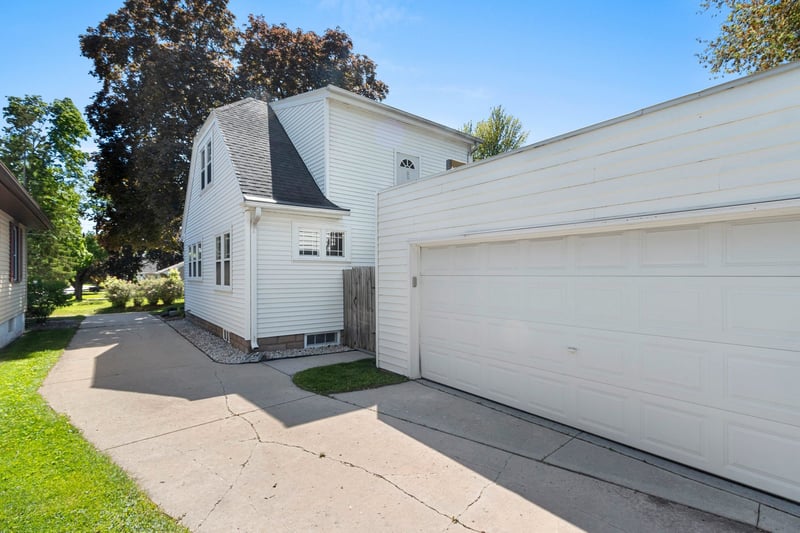 827 Catherine St, Green Bay, WI 54301-2324