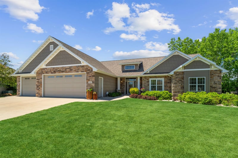 N1457 Heron Ridge Ct, Greenville, WI 54942