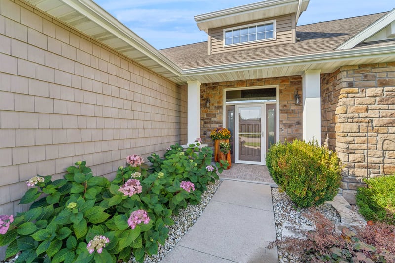 N1457 Heron Ridge Ct, Greenville, WI 54942