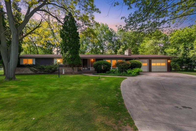 1112 Manitowoc Rd, Menasha, WI 54952