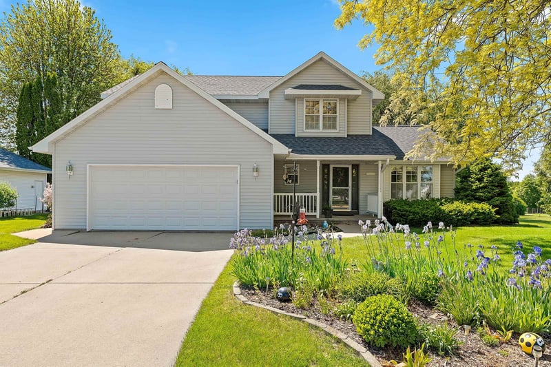 2038 Emerald Dr, Green Bay, WI 54311
