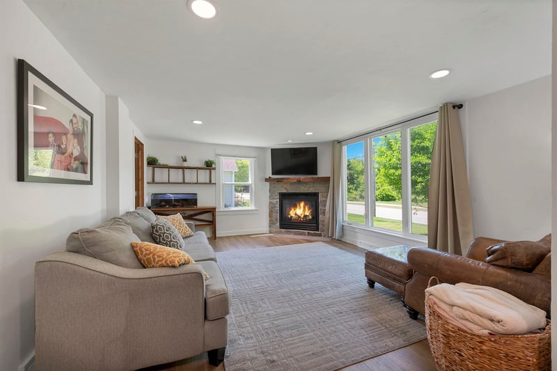 1319 Riverside Dr, Suamico, WI 54173