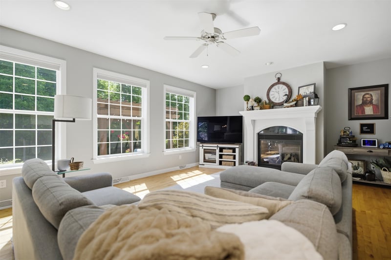 1594 Kingswood Dr, Neenah, WI 54956