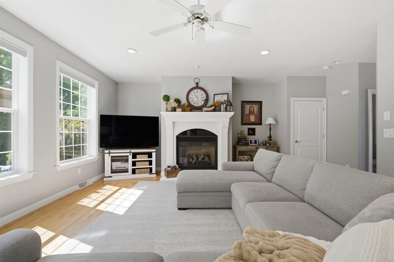 1594 Kingswood Dr, Neenah, WI 54956