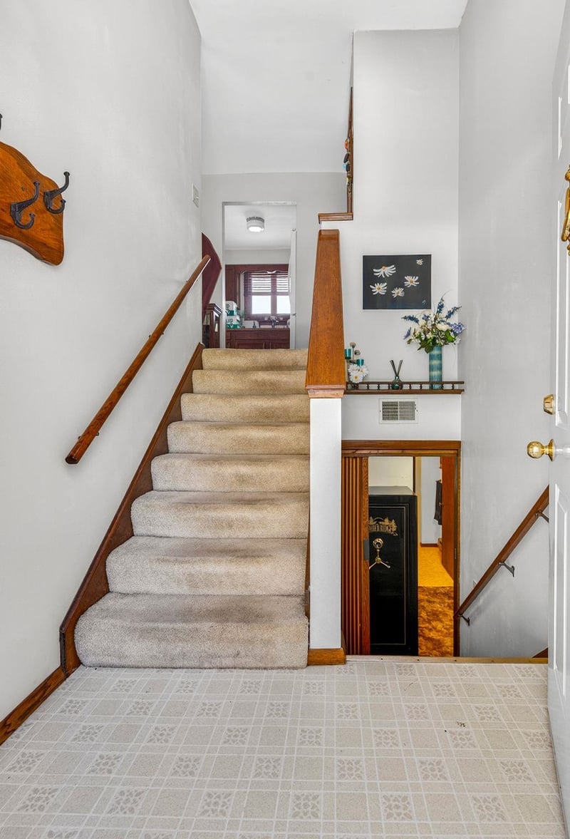 1858 Oakridge Rd, Neenah, WI 54956