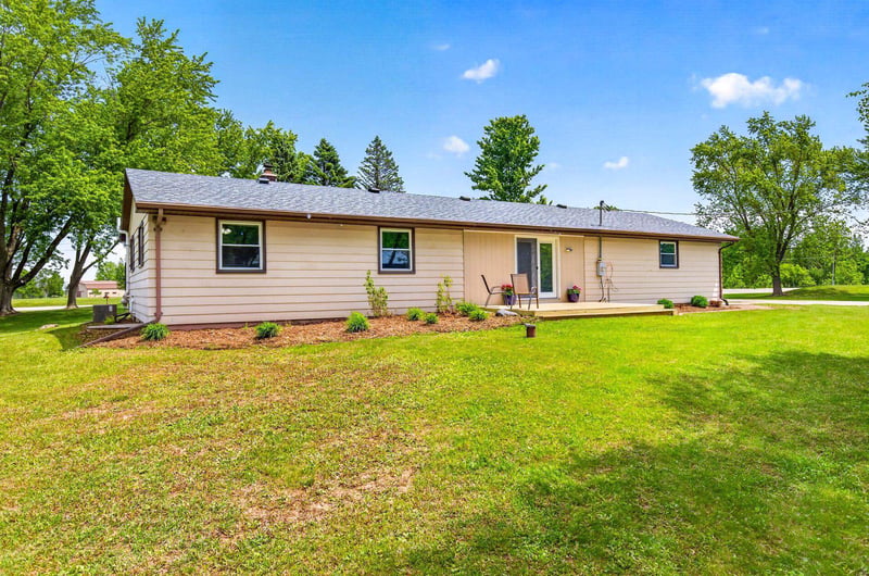 W4806 Country Gate Ln, Black Creek, WI 54106-8116