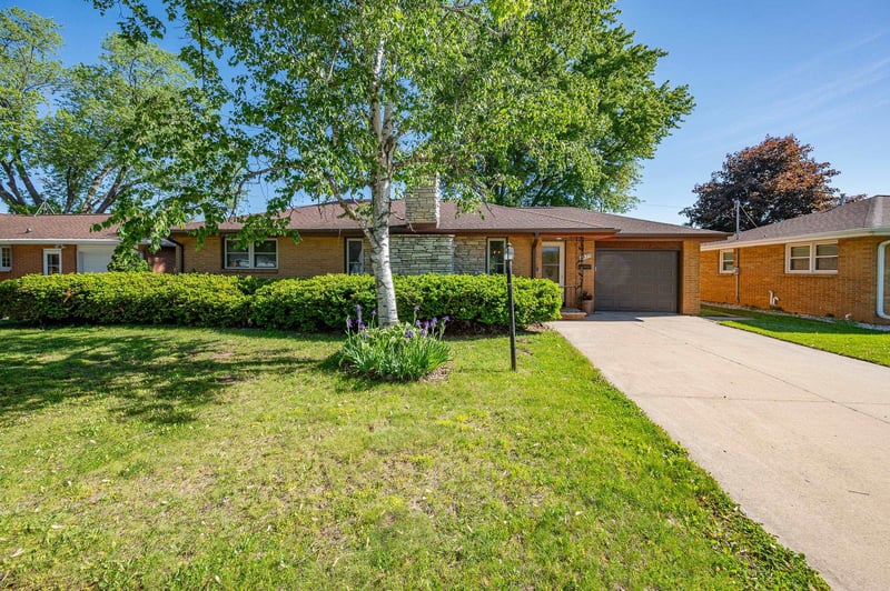 1677 Lilac Ln, Green Bay, WI 54302