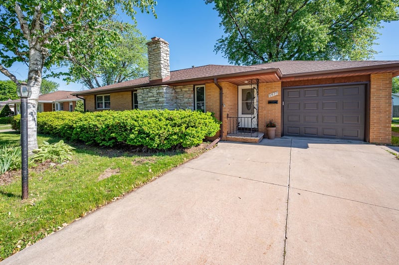 1677 Lilac Ln, Green Bay, WI 54302