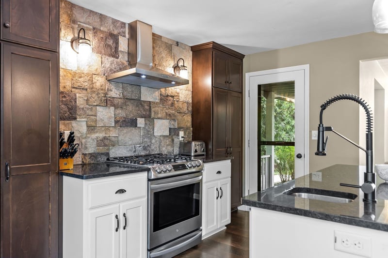 1245 Weatherwood Dr, Neenah, WI 54956-1169