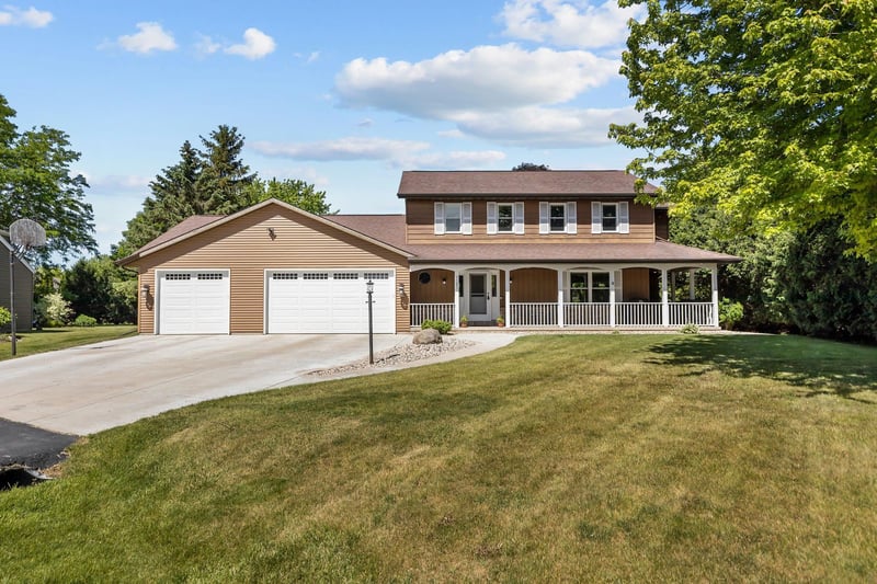 1245 Weatherwood Dr, Neenah, WI 54956-1169