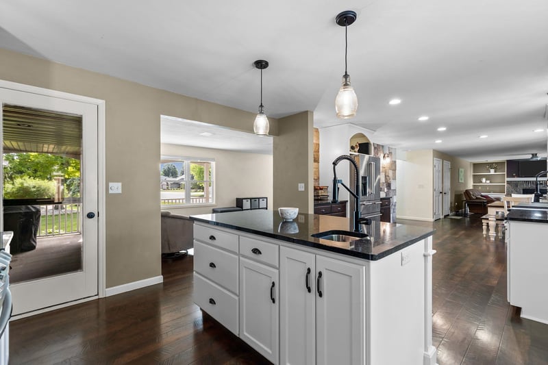 1245 Weatherwood Dr, Neenah, WI 54956-1169
