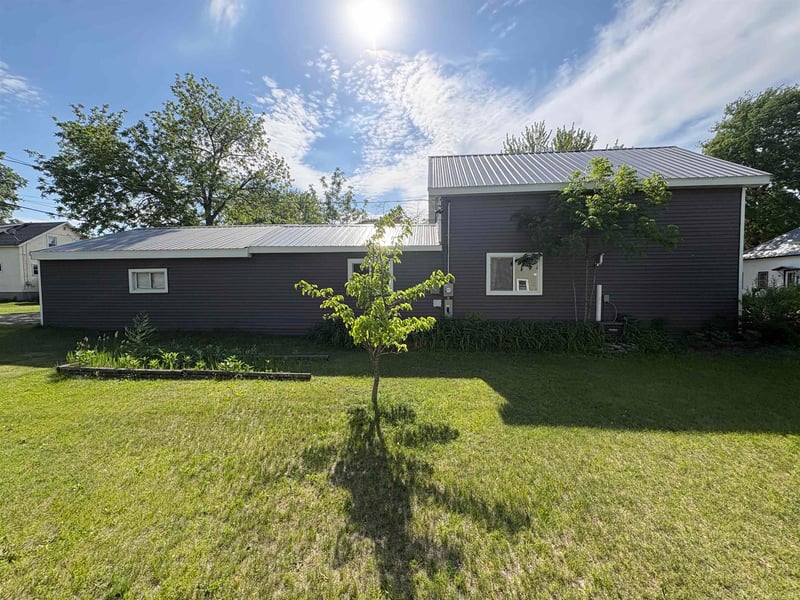 306 2nd St, Oconto, WI 54153