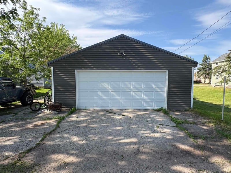306 2nd St, Oconto, WI 54153
