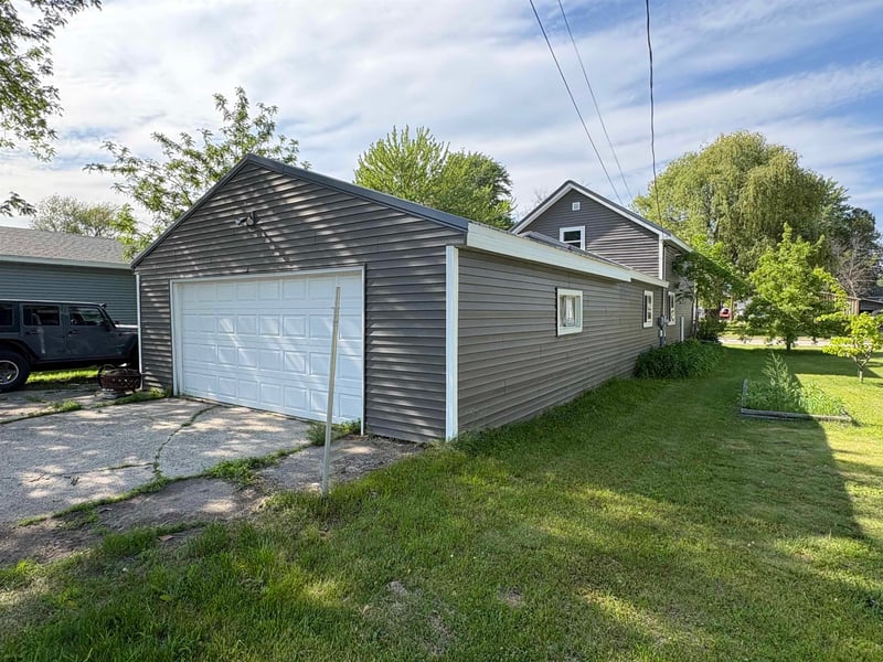 306 2nd St, Oconto, WI 54153
