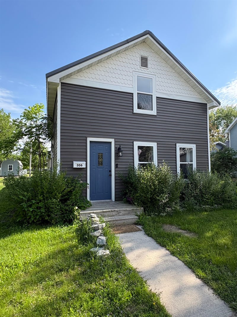 306 2nd St, Oconto, WI 54153