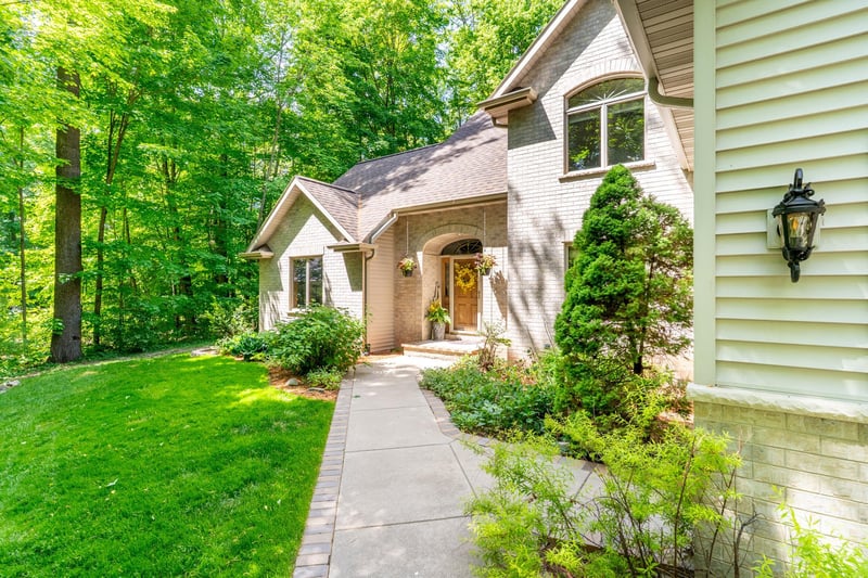 1825 Pine Tree Ct, Luxemburg, WI 54217-1356