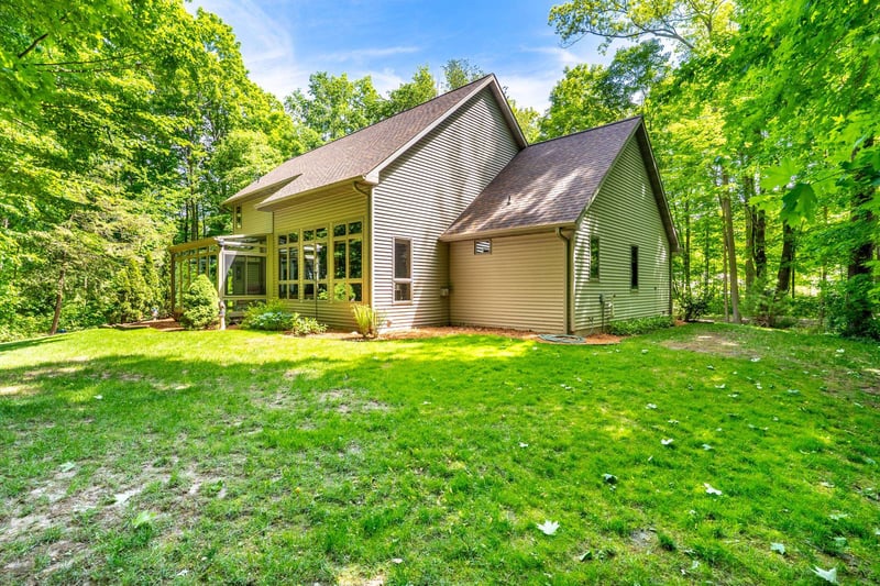 1825 Pine Tree Ct, Luxemburg, WI 54217-1356