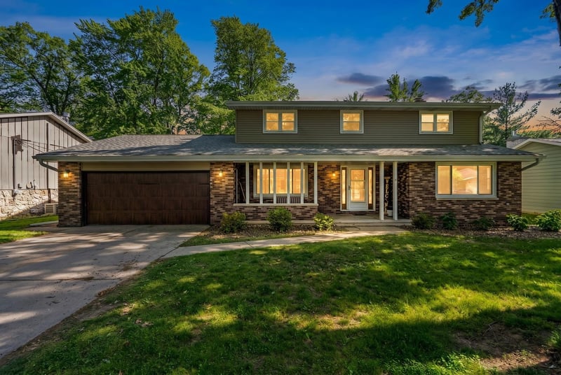 2049 Shamrock Ln, Green Bay, WI 54301